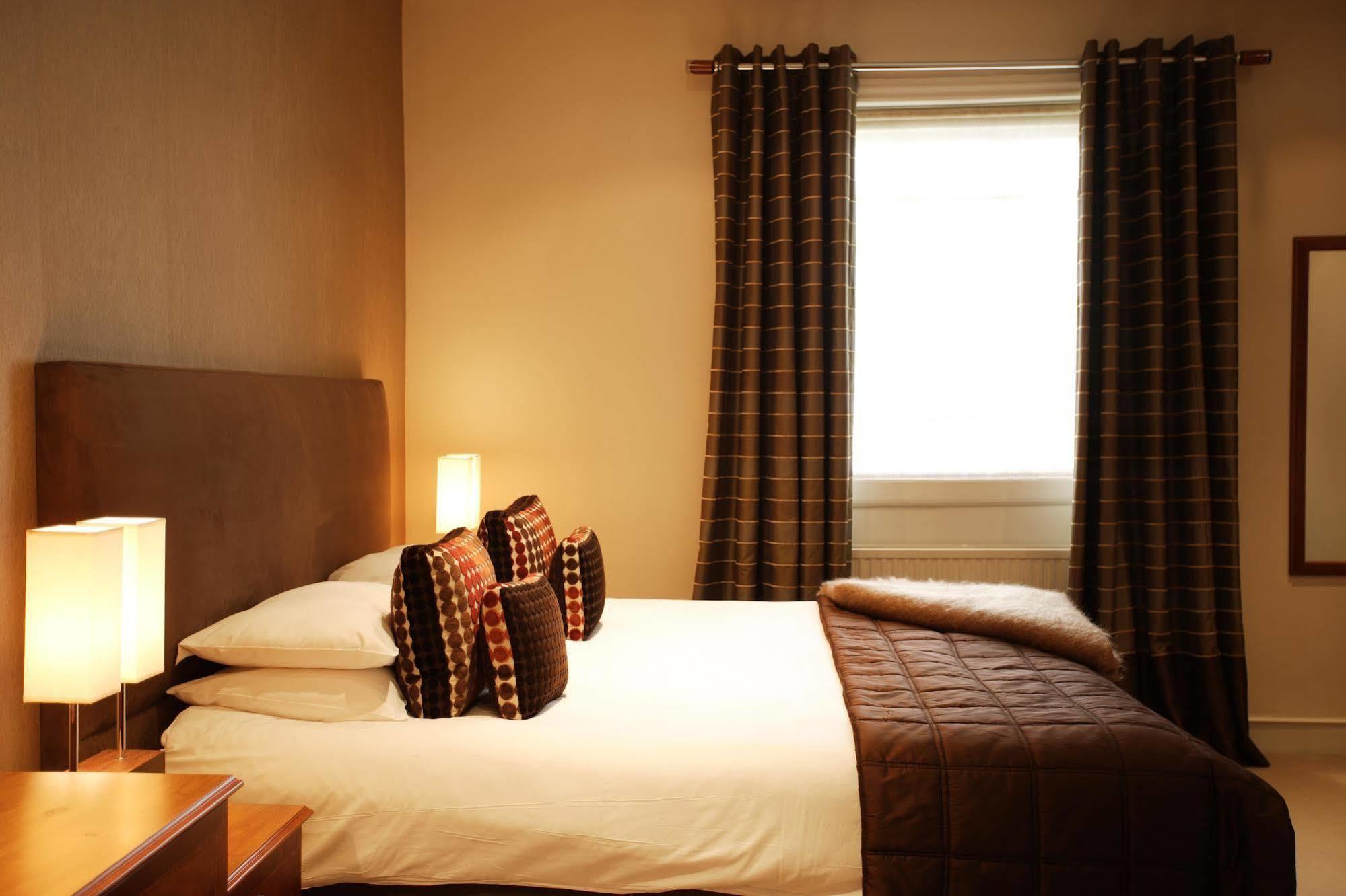 The George Hotel & Monty'S كيلتنهام المظهر الخارجي الصورة